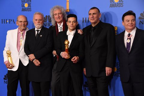 Rami Malek (3.v.r.) posiert bei den Golden Globes mit Graham King (2.v.r), Brian May (3.v.l.) and Mike Myers (r.).