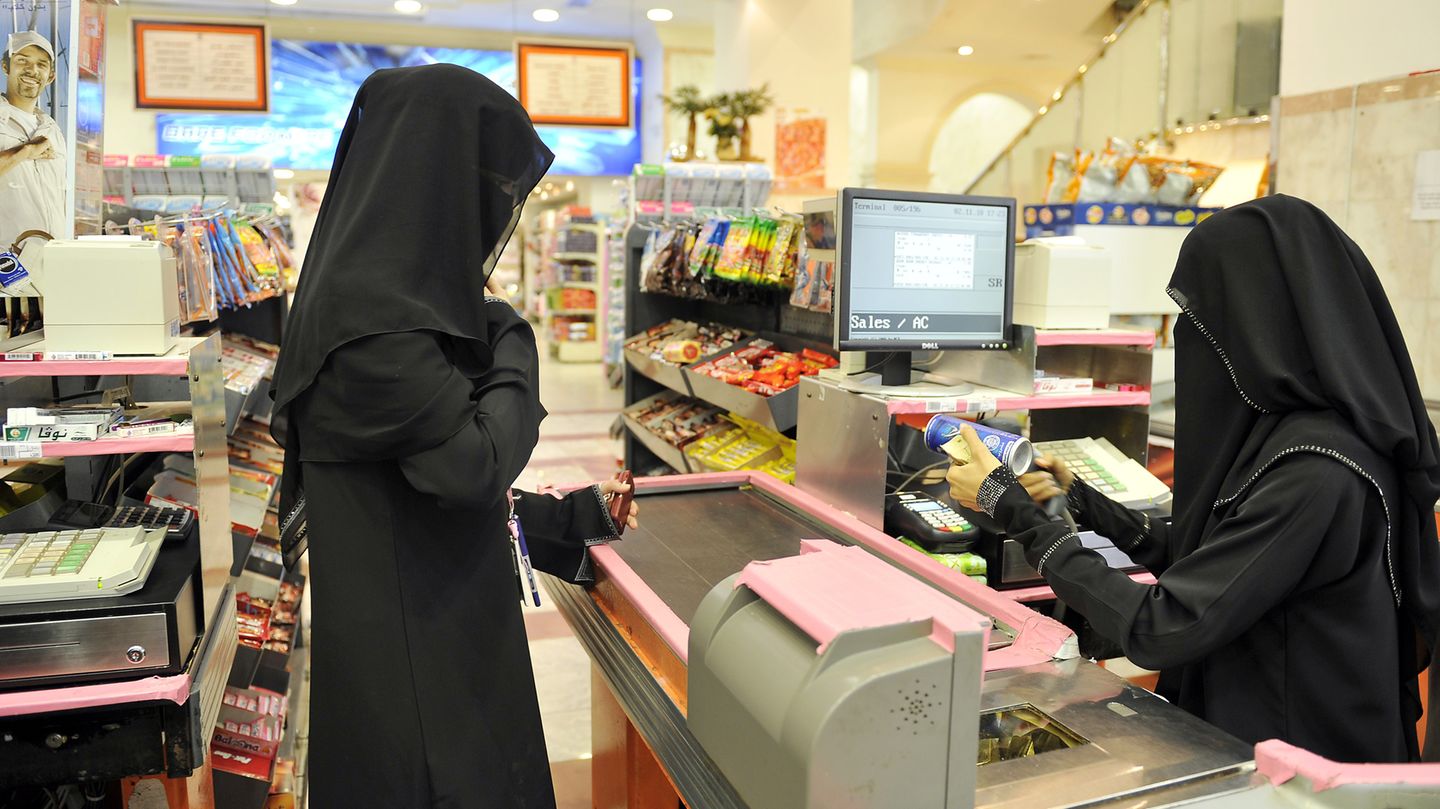 Das Bild zeigt zwei vollverschleierte Damen in einem Supermarkt. 