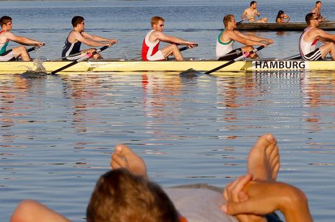 Ein Ruderverein aus Hamburg trainiert auf dem Wasser