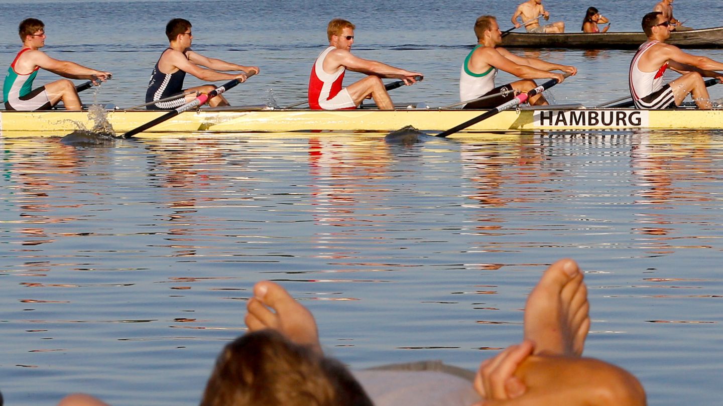 Ein Ruderverein aus Hamburg trainiert auf dem Wasser