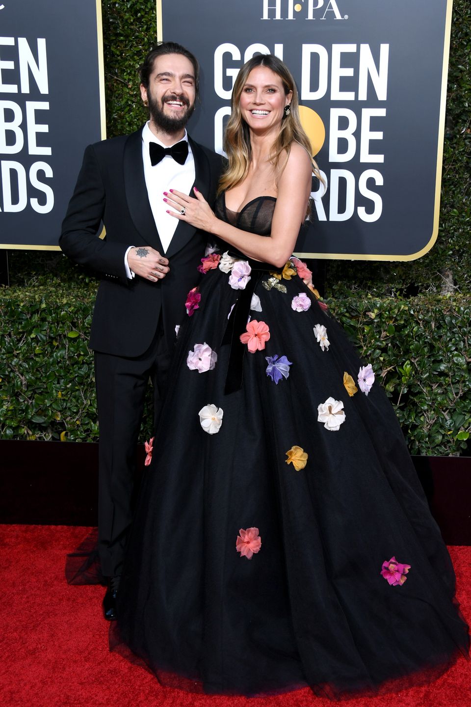 Heidi Klum nebst Verlobtem Tom Kaulitz. Sie trug eine üppig verzierte Blumenrobe mit transparentem Oberteil. Er schmiss sich in einen Anzug - und könnte sich eigentlich mal wieder rasieren.