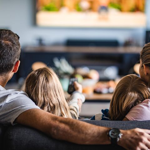 Kinder gucken mit Eltern Fernsehen