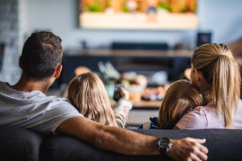 Kinder gucken mit Eltern Fernsehen
