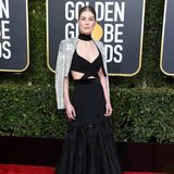 Schauspielerin Rosamunde Pike sparte beim Oberteil an Stoff, legte sich dafür aber eine Jacke über die Schultern. Falls ihr dann doch kalt werden sollte.