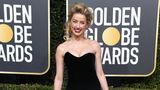 Schauspielerin Amber Heard (in Monique Lhuilier) brachte gleich ihre Daunendecke mit und wedelte damit über den roten Teppich
