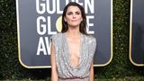 Hat Keri Russell ihr Kleid falsch herum an? Die Schauspielerin traute sich mit einem gewagten Dekolleté auf den roten Teppich.
