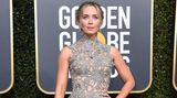 Oma hätte ihre Freude an diesem Kleid: Schauspielerin Emily Blunt in einer geklöppelten Spitzendecke von Alexander McQueen