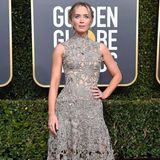 Oma hätte ihre Freude an diesem Kleid: Schauspielerin Emily Blunt in einer geklöppelten Spitzendecke von Alexander McQueen