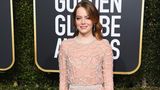 Emma Stone trug eine funkelnde Robe von Louis Vuitton, die in 800 Stunden Handarbeit gefertigt wurde. Das Kleid zierten 63.000 Strasssteine, die mühsam aufgenäht wurden.