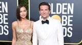 Neues Jahr, neue Frisur: Model Irina Shayk überraschte mit schulterlangem Bob. Dazu trug die 33-Jährige ein goldenes Kleid von Versace. Ihr Lebensgefährte Bradley Cooper strahlte im komplett weißen Outfit.