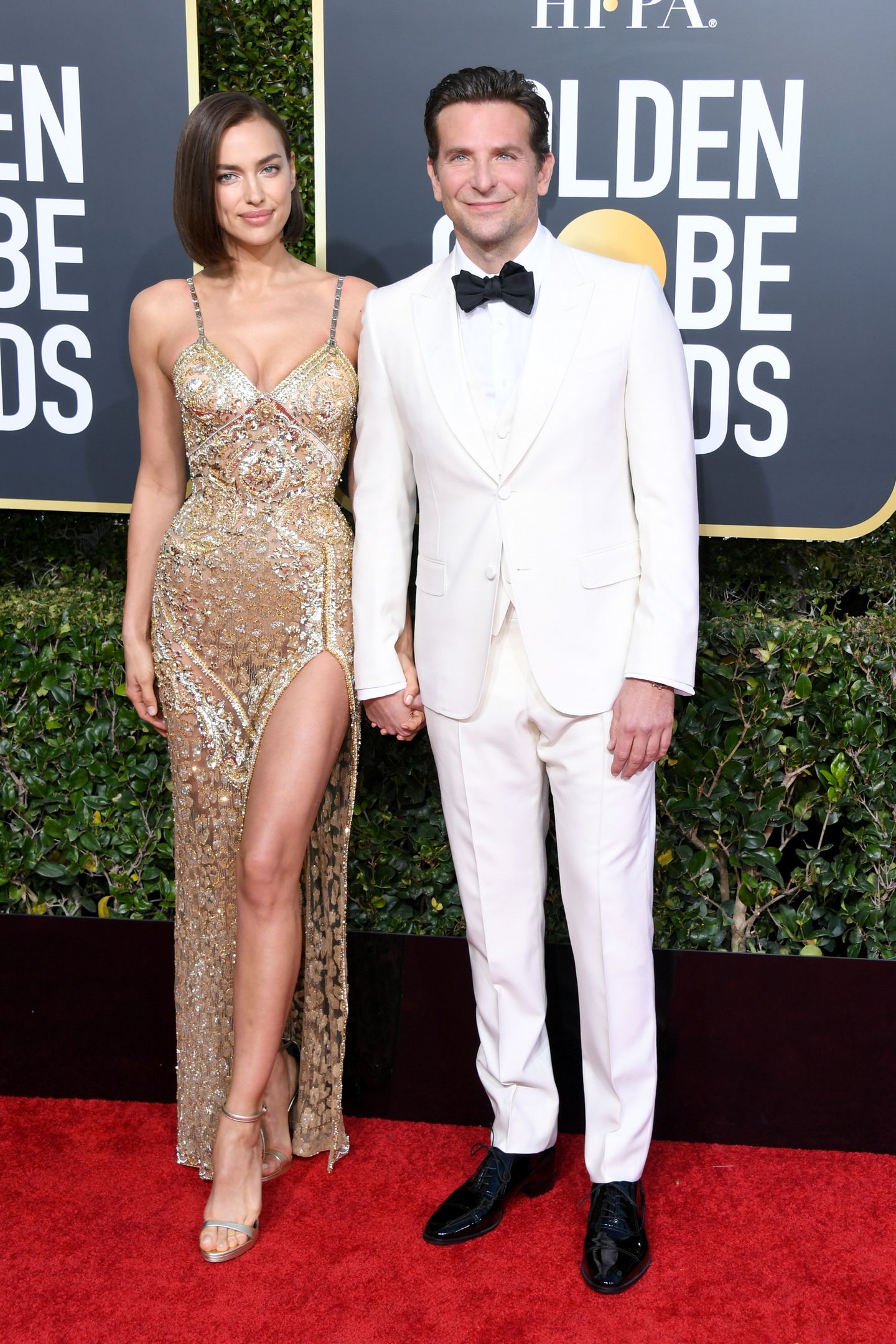 Neues Jahr, neue Frisur: Model Irina Shayk überraschte mit schulterlangem Bob. Dazu trug die 33-Jährige ein goldenes Kleid von Versace. Ihr Lebensgefährte Bradley Cooper strahlte im komplett weißen Outfit.