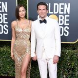 Neues Jahr, neue Frisur: Model Irina Shayk überraschte mit schulterlangem Bob. Dazu trug die 33-Jährige ein goldenes Kleid von Versace. Ihr Lebensgefährte Bradley Cooper strahlte im komplett weißen Outfit.
