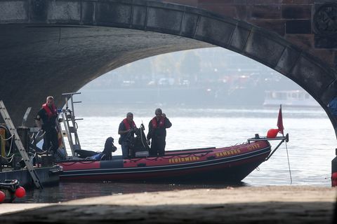 Ein Boot der Feuerwehr Hamburg untersucht die Alster an der Lombardsbrücke