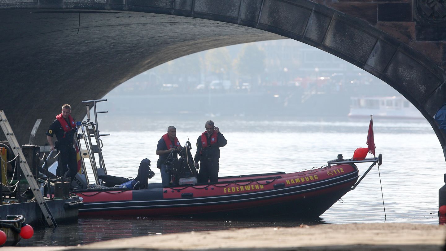 Ein Boot der Feuerwehr Hamburg untersucht die Alster an der Lombardsbrücke