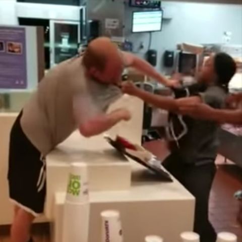 In Florida: Streit um Plastikstrohhalm eskaliert: McDonald's-Mitarbeiterin und Gast prügeln sich