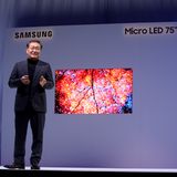 Technik-Messe: Die Wand schrumpft in nutzbare Maße Letztes Jahr zeigte Samsung das erste Mal "The Wall" - einen Fernseher, der sich dank MicroLEDs auf gigantische Ausmaße ausbauen ließ. Nun ist er auf wohnzimmertaugliche 75 Zoll geschrumpft. Das aus Millionen LEDs bestehende Display bietet dasselbe, starke Bild wie OLED, ermöglicht aber eine bisher nicht gekannte Erweiterung: Mit zusätzlichen Platten lässt sich der Fernseher nahtlos vergrößern.