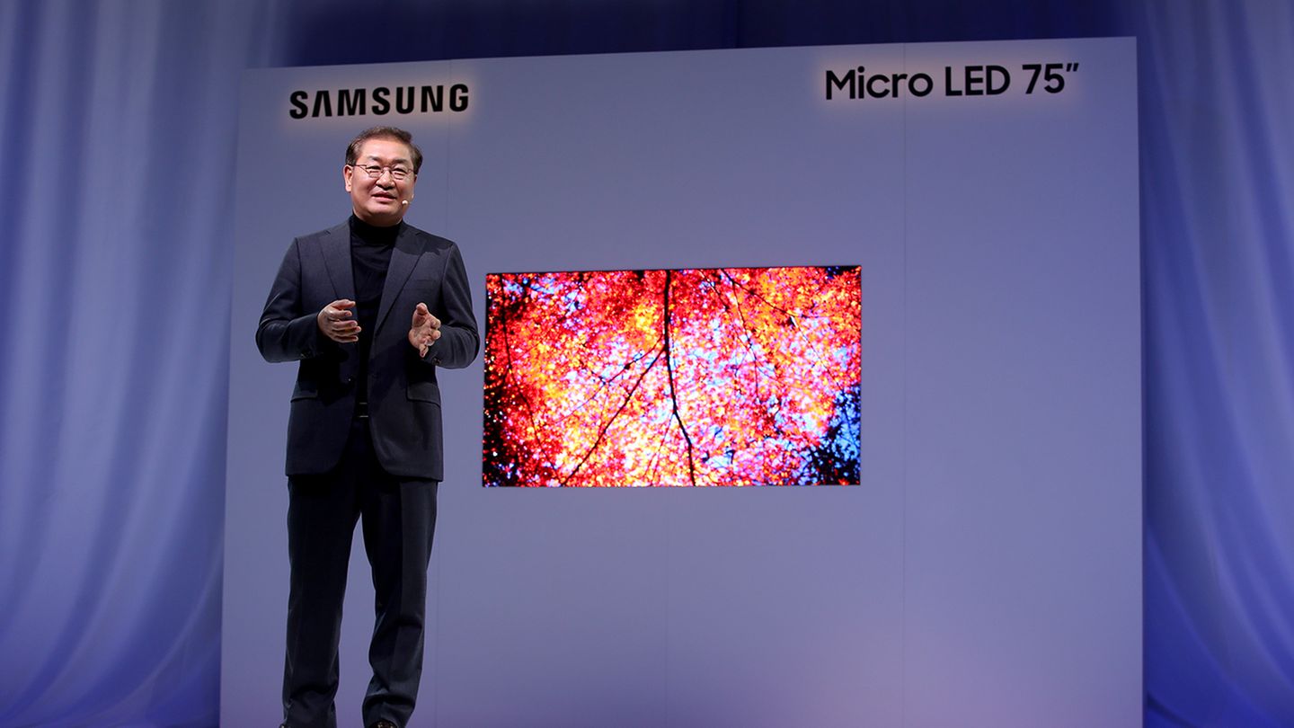 Technik-Messe: Die Wand schrumpft in nutzbare Maße Letztes Jahr zeigte Samsung das erste Mal "The Wall" - einen Fernseher, der sich dank MicroLEDs auf gigantische Ausmaße ausbauen ließ. Nun ist er auf wohnzimmertaugliche 75 Zoll geschrumpft. Das aus Millionen LEDs bestehende Display bietet dasselbe, starke Bild wie OLED, ermöglicht aber eine bisher nicht gekannte Erweiterung: Mit zusätzlichen Platten lässt sich der Fernseher nahtlos vergrößern.