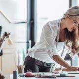 Technik-Messe: Das dünnste Notebook wird noch schlanker Immer schlanker - das ist seit Jahren die Richtung bei neuen Laptops. Und auch das dünnste Notebook der Welt ist nochmal schlanker geworden. Unter einen Zentimeter hat Acer das Swift 7 gedrückt, beim Gewicht bleibt es unter der 1-Kilo-Marke. Und auch der Rahmen ist schlank wie nie: Ganze 92 Prozent der oberen Hälfte nimmt das Display ein.