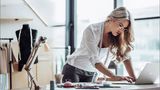 Technik-Messe: Das dünnste Notebook wird noch schlanker Immer schlanker - das ist seit Jahren die Richtung bei neuen Laptops. Und auch das dünnste Notebook der Welt ist nochmal schlanker geworden. Unter einen Zentimeter hat Acer das Swift 7 gedrückt, beim Gewicht bleibt es unter der 1-Kilo-Marke. Und auch der Rahmen ist schlank wie nie: Ganze 92 Prozent der oberen Hälfte nimmt das Display ein.