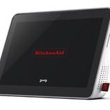 Technik-Messe: Smarte Küchenhilfe Was fehlte Kitchenaid bisher? Richtig, einen smarten Touchscreen. Das dachte man sich wohl beim Küchenmaschinen-Experten. Das nun vorgestellte 10-Zoll-Display funktioniert ähnlich wie ein Amazon Echo Show, setzt aber auf Googles Assistant. Besonders Küchen-tauglich wird es durch das wasserdichte Gehäuse. Einen genauen Preis gibt es noch nicht, Kitchenaid peilt nach eigenen Angaben aber zwischen 200 und 300 Dollar an.