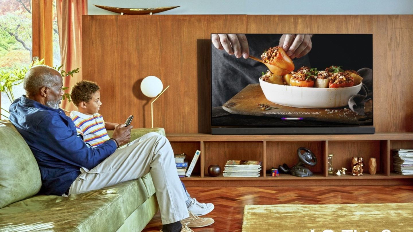 Technik-Messe: Alexa, schalte um Zu guter letzt hören die Fernseher nun auch noch besser zu: Immer mehr Modelle haben Google Assistant oder Amazon Echo ab Werk an Bord - und die Fernbedienung kann liegen bleiben.