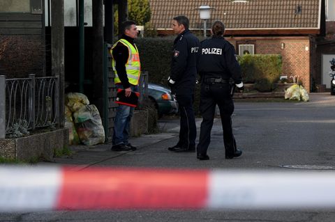 Polizeibeamte in Schönberg bei Kiel, nachdem eine 39-jährige Mutter dort in der Silvesternacht getötet wurde