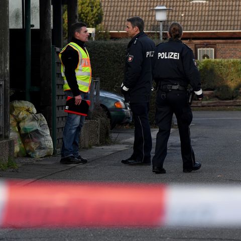 Polizeibeamte in Schönberg bei Kiel, nachdem eine 39-jährige Mutter dort in der Silvesternacht getötet wurde