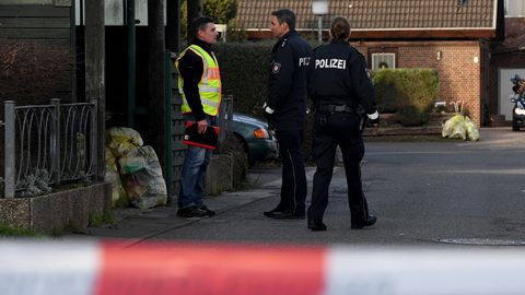 Polizeibeamte in Schönberg bei Kiel, nachdem eine 39-jährige Mutter dort in der Silvesternacht getötet wurde