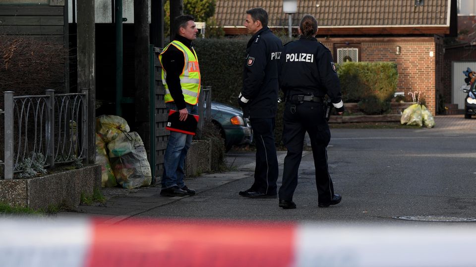 Polizeibeamte in Schönberg bei Kiel, nachdem eine 39-jährige Mutter dort in der Silvesternacht getötet wurde