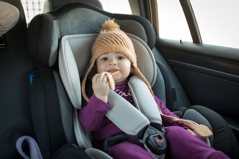 Ein Kleinkind sitzt in einem Kindersitz im Auto