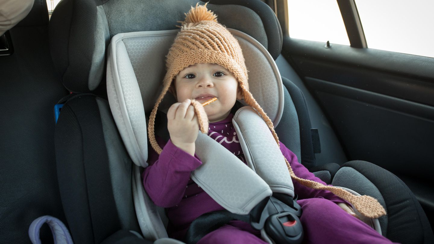 Ein Kleinkind sitzt in einem Kindersitz im Auto