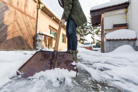 Eigentümer von Immobilien müssen nach bestimmten Regeln Schnee schippen