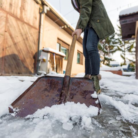 Eigentümer von Immobilien müssen nach bestimmten Regeln Schnee schippen