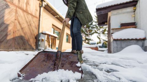 Eigentümer von Immobilien müssen nach bestimmten Regeln Schnee schippen