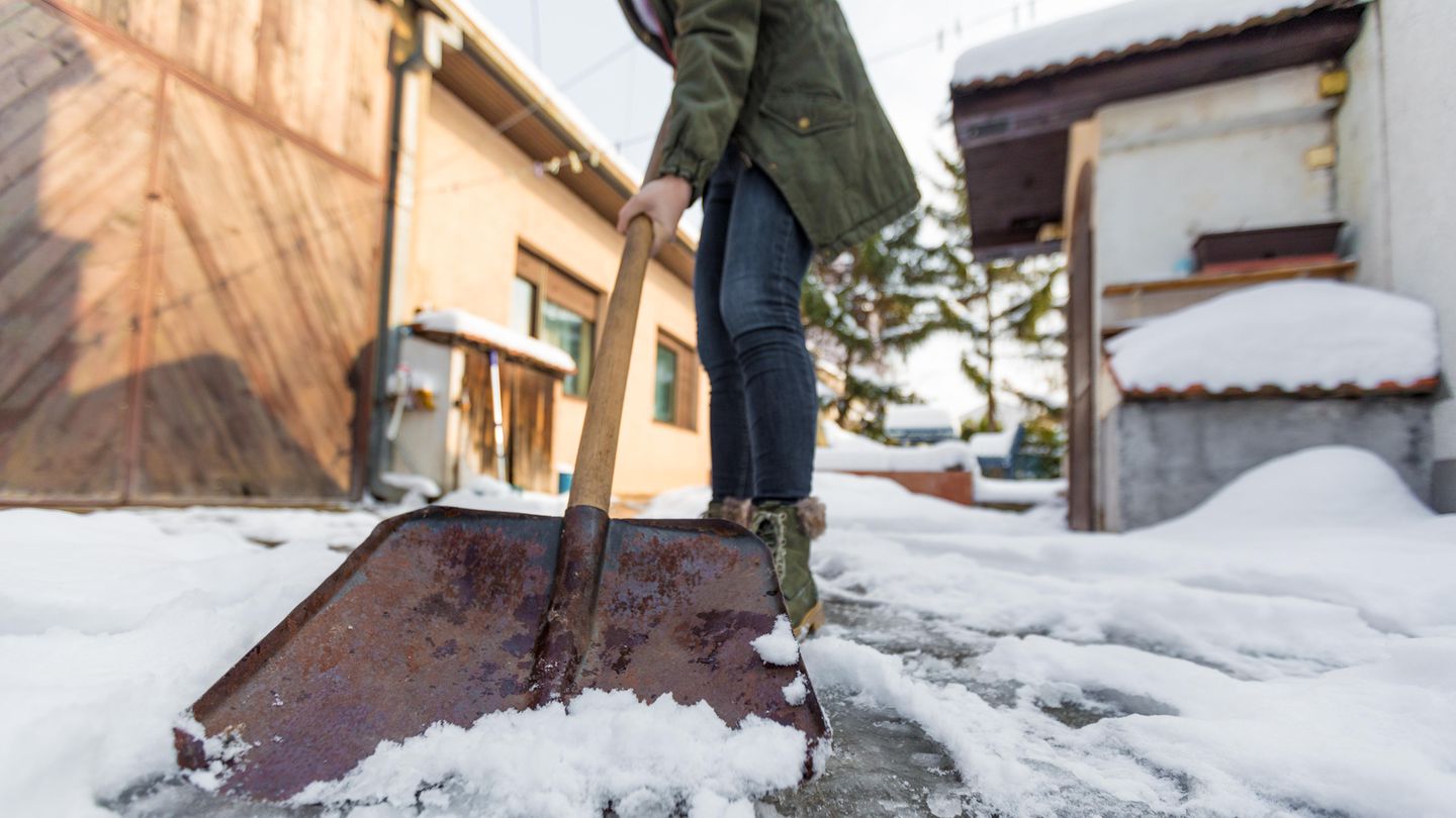 Winter-Wetter: Schnee und Glatteis: Zu diesen Uhrzeiten müssen Sie morgens vor Ihrer Haustür Schnee schippen