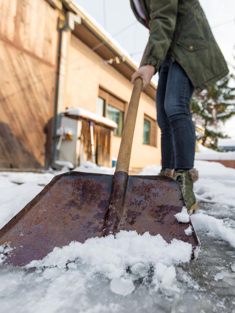 Eigentümer von Immobilien müssen nach bestimmten Regeln Schnee schippen
