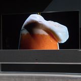 Und weg ist die Flimmerkiste  Schon im letzten Jahr zeigte LG erstmals hinter verschlossenen Türen seinen Aufroll-Fernseher, nun soll der Signature-TV fast marktreif sein. Der Clou: Wenn der Fernseher nicht benutzt wird, kann das 4K-Display einfach in die Box nach unten eingerollt werden. Wahlweise lässt er sich auch nur teilweise ausrollen, das Bild bleibt dabei an. Preis und Verkaufsstart verriet LG aber noch nicht.