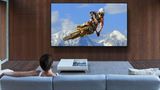 Riese mit Boom  Nach Samsung und LG steigt nun auch Sony auf den 8K-Zug. Damit die hohe Auflösung voll zur Geltung kommt, gibt es den Z9G in zwei Größen - riesig (85 Zoll) und gigantisch (98 Zoll). Immerhin spart man sich die Soundbar: Das Display dient auch als Soundmembran. Preise sind noch nicht bekannt.