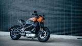 Summen statt Brummen  Bei den Autos ist der Elektro-Trend seit Jahren nicht aufzuhalten, nun steigt auch Kultmotorad-Hersteller Harley-Davidson ein. Sonst für laute Motoren bekannt, wirbt die Livewire mit dem Solagan "Das Lauteste, was Sie hören werden, ist Ihr Herzrasen." Der Preis des E-Boliden liegt bei knapp 30.000 Dollar, ab Februar kann vorbestellt werden.
