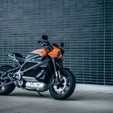 Summen statt Brummen  Bei den Autos ist der Elektro-Trend seit Jahren nicht aufzuhalten, nun steigt auch Kultmotorad-Hersteller Harley-Davidson ein. Sonst für laute Motoren bekannt, wirbt die Livewire mit dem Solagan "Das Lauteste, was Sie hören werden, ist Ihr Herzrasen." Der Preis des E-Boliden liegt bei knapp 30.000 Dollar, ab Februar kann vorbestellt werden.