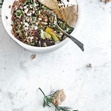 Roggensalat mit Zitrone & Beeren      Zutaten:  60 g Roggenkörner oder Gerstengraupen, Salz, 100 g Hüttenkäse, 1 Handvoll frische Kräuter, abgeriebene Schale und frisch gepresster Saft von 1 Bio-Zitrone, 1 Esslöffel Rapsöl, 1 Esslöffel frische Beeren oder aufgetaute Tiefkühl-Beeren, ½ Pitabrot aus Vollkornweizen      Zubereitung:  Die Roggenkörner in einen mittelgroßen Topf mit kochendem Salzwasser geben und die Hitze auf mittlere Temperatur reduzieren. Den Roggen 20–30 Minuten köcheln lassen, bis er weich ist. Die Körner in ein Sieb abgießen, unter kaltem Wasser spülen und abkühlen lassen. Roggenkörner, Hüttenkäse, Kräuter, Zitronenschale, Zitronensaft, Rapsöl und Beeren in eine Portions-Salatschüssel füllen und vorsichtig vermengen. Optional kann man Pitabrot toasten und dazu servieren.