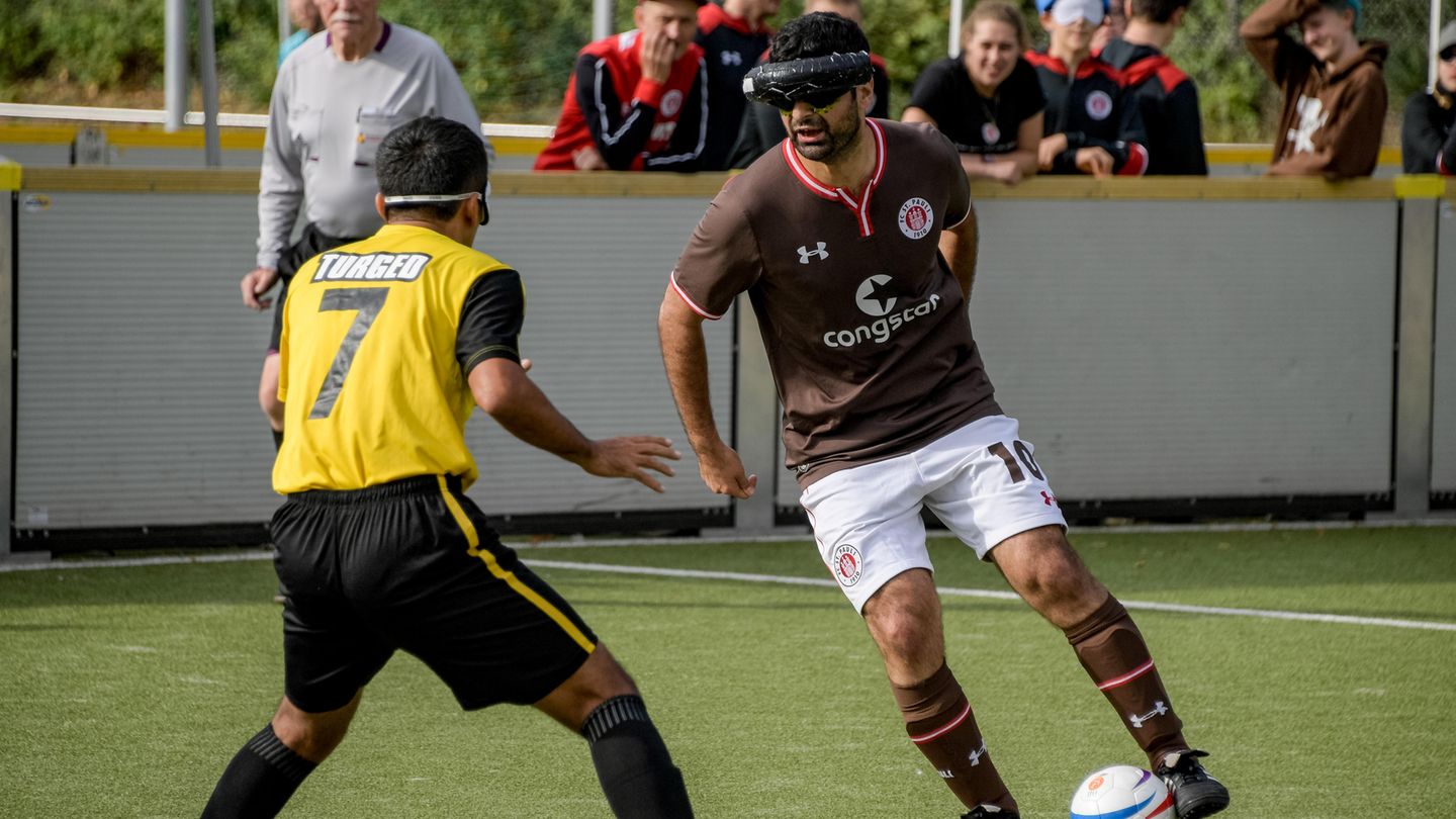 Blindenfußballer Serdal Celebi vom FC St. Pauli