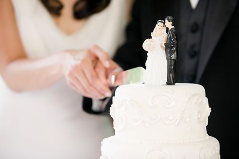 Brautpaar schneidet Torte an