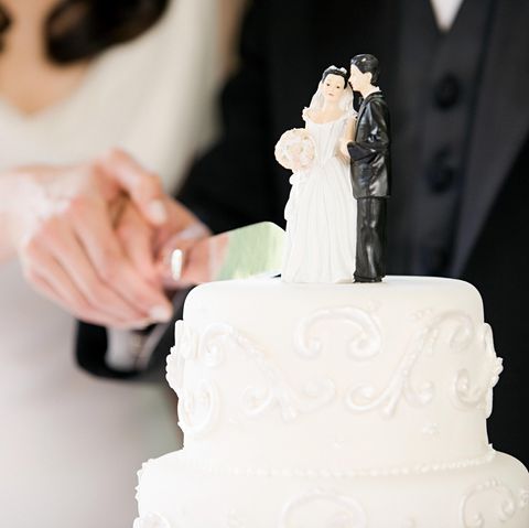 Brautpaar schneidet Torte an