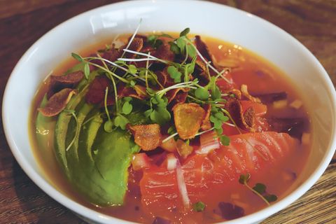 Lachs-Ceviche mit Passionsfruchtdressing und Knoblauchchips      Zutaten:  Für das Lachs-Ceviche: 1 Lachsfilet ohne Haut und Gräten, 100 g Zucker, 100 g Salzflocken  Für das Passionsfruchtdressing: 1 l Passionsfruchtpüree, 100 ml Zuckersirup, 2 rote Chilischoten in Ringen, Kerne belassen, 2 Rotzwiebeln, in feinen Würfeln  Für die Knoblauchchips: 20 Knoblauchzehen, abgezogen und so fein wie  möglich gehobelt, Milch, Öl      Zubereitung:  Lachs-Ceviche: Salz und Zucker vermischen und den Lachs zwei Stunden darin ruhen lassen. Das Filet herausnehmen, die Gewürze abstreifen. Filet längs halbieren, sodann in etwa 3 mm dünne Scheiben schneiden. Kalt stellen.  Passionsfruchtdressing: Alles miteinander vermischen und kalt stellen.  Knoblauchchips: Knoblauchscheiben in einen Topf geben und in Milch erhitzen, bis sie glasig werden. Milch abgießen und den Knoblauch gut trocknen. Öl in einer Pfanne auf 140 °C erhitzen. Knoblauch vorsichtig zugeben und frittieren, bis er golden und knusprig ist.  Anrichten: Lachsstreifen auf einem Teller arrangieren und großzügig mit Dressing übergießen, damit reichlich Chili und Rotzwiebeln auf den Teller gelangen. Mit Knoblauchchips bestreuen. Mit Avocado und frischer Schlangengurke garnieren.      Mehr Rezepte finden Sie in: Island - das Kochbuch, 240 Seiten, 34,99 Euro