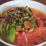 Lachs-Ceviche mit Passionsfruchtdressing und Knoblauchchips      Zutaten:  Für das Lachs-Ceviche: 1 Lachsfilet ohne Haut und Gräten, 100 g Zucker, 100 g Salzflocken  Für das Passionsfruchtdressing: 1 l Passionsfruchtpüree, 100 ml Zuckersirup, 2 rote Chilischoten in Ringen, Kerne belassen, 2 Rotzwiebeln, in feinen Würfeln  Für die Knoblauchchips: 20 Knoblauchzehen, abgezogen und so fein wie  möglich gehobelt, Milch, Öl      Zubereitung:  Lachs-Ceviche: Salz und Zucker vermischen und den Lachs zwei Stunden darin ruhen lassen. Das Filet herausnehmen, die Gewürze abstreifen. Filet längs halbieren, sodann in etwa 3 mm dünne Scheiben schneiden. Kalt stellen.  Passionsfruchtdressing: Alles miteinander vermischen und kalt stellen.  Knoblauchchips: Knoblauchscheiben in einen Topf geben und in Milch erhitzen, bis sie glasig werden. Milch abgießen und den Knoblauch gut trocknen. Öl in einer Pfanne auf 140 °C erhitzen. Knoblauch vorsichtig zugeben und frittieren, bis er golden und knusprig ist.  Anrichten: Lachsstreifen auf einem Teller arrangieren und großzügig mit Dressing übergießen, damit reichlich Chili und Rotzwiebeln auf den Teller gelangen. Mit Knoblauchchips bestreuen. Mit Avocado und frischer Schlangengurke garnieren.      Mehr Rezepte finden Sie in: Island - das Kochbuch, 240 Seiten, 34,99 Euro