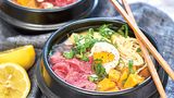 Suppe mit Miso und Mie-Nudeln      Zutaten:  3 Eier, 2 Süßkartoffeln, 2 Pastinaken, 1 Stange Lauch, 20 g Miso-Paste, 250 g Instant-Mie-Nudeln, 1 Zitrone, Salz, frisch gemahlener schwarzer Pfeffer, 300 g Rinderfilet, 1 rote Chilischote, 2 Frühlingszwiebeln      Zubereitung:  In einem kleinen Topf Wasser zum Kochen bringen und die Eier darin in 4 ½ Minuten wachsweich kochen. Die Eier herausnehmen und auskühlen lassen. Die Süßkartoffeln und die Pastinaken schälen und würfeln. Den Lauch waschen, putzen und in Ringe schneiden. In einem großen Topf die Miso-Paste mit 600 ml Wasser zum Kochen bringen. Das Gemüse in den Sud geben und bei mittlerer Temperatur 10 Minuten leicht köcheln lassen. Anschließend die Mie-Nudeln dazugeben und erwärmen. Die Zitrone auspressen. Die Suppe mit Salz, Pfe¡er und dem Zitronensaft abschmecken. Das Rinderfilet in hauchdünne Scheiben schneiden. Die Eier schälen und halbieren. Die Chilischote fein hacken. Die Nudelsuppe mit Chili würzen und auf zwei Schüsseln aufteilen. Die Rindfleischscheiben und die halbierten Eier in der Schüssel drapieren. Die Frühlingszwiebeln in feine Ringe schneiden, über die Suppe streuen und diese noch warm genießen.      Mehr Rezepte finden Sie in: Alles verwenden. Nichts verschwenden, 192 Seiten, 19,99 Euro