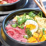 Suppe mit Miso und Mie-Nudeln      Zutaten:  3 Eier, 2 Süßkartoffeln, 2 Pastinaken, 1 Stange Lauch, 20 g Miso-Paste, 250 g Instant-Mie-Nudeln, 1 Zitrone, Salz, frisch gemahlener schwarzer Pfeffer, 300 g Rinderfilet, 1 rote Chilischote, 2 Frühlingszwiebeln      Zubereitung:  In einem kleinen Topf Wasser zum Kochen bringen und die Eier darin in 4 ½ Minuten wachsweich kochen. Die Eier herausnehmen und auskühlen lassen. Die Süßkartoffeln und die Pastinaken schälen und würfeln. Den Lauch waschen, putzen und in Ringe schneiden. In einem großen Topf die Miso-Paste mit 600 ml Wasser zum Kochen bringen. Das Gemüse in den Sud geben und bei mittlerer Temperatur 10 Minuten leicht köcheln lassen. Anschließend die Mie-Nudeln dazugeben und erwärmen. Die Zitrone auspressen. Die Suppe mit Salz, Pfe¡er und dem Zitronensaft abschmecken. Das Rinderfilet in hauchdünne Scheiben schneiden. Die Eier schälen und halbieren. Die Chilischote fein hacken. Die Nudelsuppe mit Chili würzen und auf zwei Schüsseln aufteilen. Die Rindfleischscheiben und die halbierten Eier in der Schüssel drapieren. Die Frühlingszwiebeln in feine Ringe schneiden, über die Suppe streuen und diese noch warm genießen.      Mehr Rezepte finden Sie in: Alles verwenden. Nichts verschwenden, 192 Seiten, 19,99 Euro