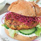 Fisch-Burger      Zutaten:  Für die Fischfrikadellen: ¼ Bund Petersilie, 400 g mageres Fischfilet (z. B.  Schellfisch oder Zander ohne Haut), 1 Ei (Größe L), ½ EL Flohsamenschalen  1 EL Limettensaft, feines Meersalz, frisch gemahlener weißer Pfeffer, 1–2 TL Kokosöl zum Braten  Für den Dip: 3 Stängel Dill, 2 EL Vollmilchjoghurt, 1 EL Salatcreme (25 % Fett), 1 Spritzer Limettensaft, feines Meersalz, frisch gemahlener weißer Pfeffer  Außerdem: ¼ Salatgurke, 4 Roggenbrötchen, einige Blätter Eisbergsalat, 1 Handvoll Rote-Bete-Sprossen      Zubereitung:  Für die Fischfrikadellen die Petersilie waschen, trockenschütteln und die Blättchen abzupfen. Den Fisch waschen, trockentupfen, mit dem Ei, den Flohsamenschalen, dem Limettensaft und den Petersilienblättern in einer Küchenmaschine zu einer weichen Farce zerkleinern und mit dem Salz und dem Pfeffer würzen. Die Farce zu etwa vier flachen Frikadellen formen und in dem erhitzten Kokosöl in einer Pfanne bei mittlerer Temperatur von beiden Seiten in etwa 10 Minuten goldbraun braten. Den Dill waschen, trockenschütteln, die Blättchen abzupfen und fein hacken. Mit dem Joghurt, der Salatcreme und dem Limettensaft glatt verrühren und mit dem Salz und dem Pfeffer abschmecken. Die Salatgurke waschen und in dünne Scheiben schneiden. Die Roggenbrötchen waagerecht halbieren und mit dem Dip bestreichen. Die unteren Brötchenhälften mit den Fischfrikadellen, den Gurkenscheiben, den Salatblättern und den Rote-Bete-Sprossen belegen. Die oberen Brötchenhälften auflegen und servieren.      Mehr Rezepte finden Sie in: Sporternährung für jeden Tag, 240 Seiten, 29,99 Euro
