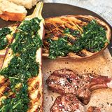 Geschmorte Auberginen mit Lammkoteletts      Zutaten:  2 Auberginen, 8 EL Olivenöl, 1 Bund glatte Petersilie, 1 Bund Basilikum, ½ Bund Minze, 1 rote Chilischote, Salz, frisch gemahlener schwarzer Pfeffer, 2 EL Butterschmalz, 4 Lammkoteletts      Zubereitung:  Die Auberginen waschen, halbieren und auf der Innenseite mehrfach mit einem Messer einritzen. Jede Hälfte mit je 1 EL Olivenöl bestreichen und mit der o¡enen Seite nach oben auf ein Backblech geben. Im vorgeheizten Backofen (200 °C, Umluft) 30 Minuten schmoren. Währenddessen Petersilie, Basilikum, Minze, Chilischote und die restlichen 6 EL Olivenöl in einen Mixer geben zu einem Kräuterpesto verarbeiten. Mit Salz und Pfeffer abschmecken. Das Schmalz in der Pfanne erhitzen und die Lammkoteletts darin von beiden Seiten einige Minuten bei hoher Temperatur anbraten. Geröstete Auberginen auf einen Teller geben und das Pesto darauf verteilen. Die Lammkoteletts dazulegen und nach Belieben salzen und pfeffern.      Mehr Rezepte finden Sie in: Alles verwenden. Nichts verschwenden, 192 Seiten, 19,99 Euro